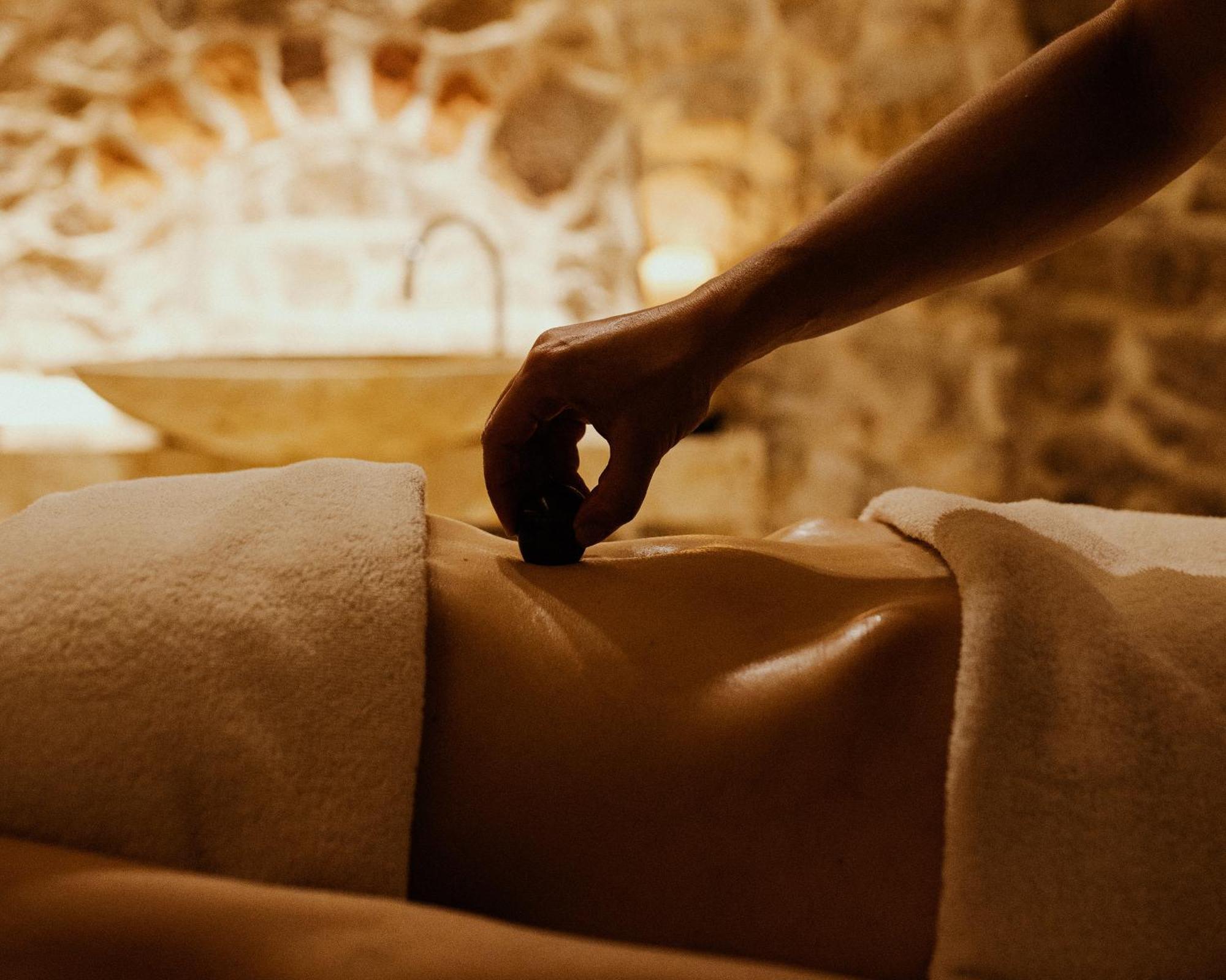 Hotel Pod Roza 크라쿠프 외부 사진 A hot stone massage