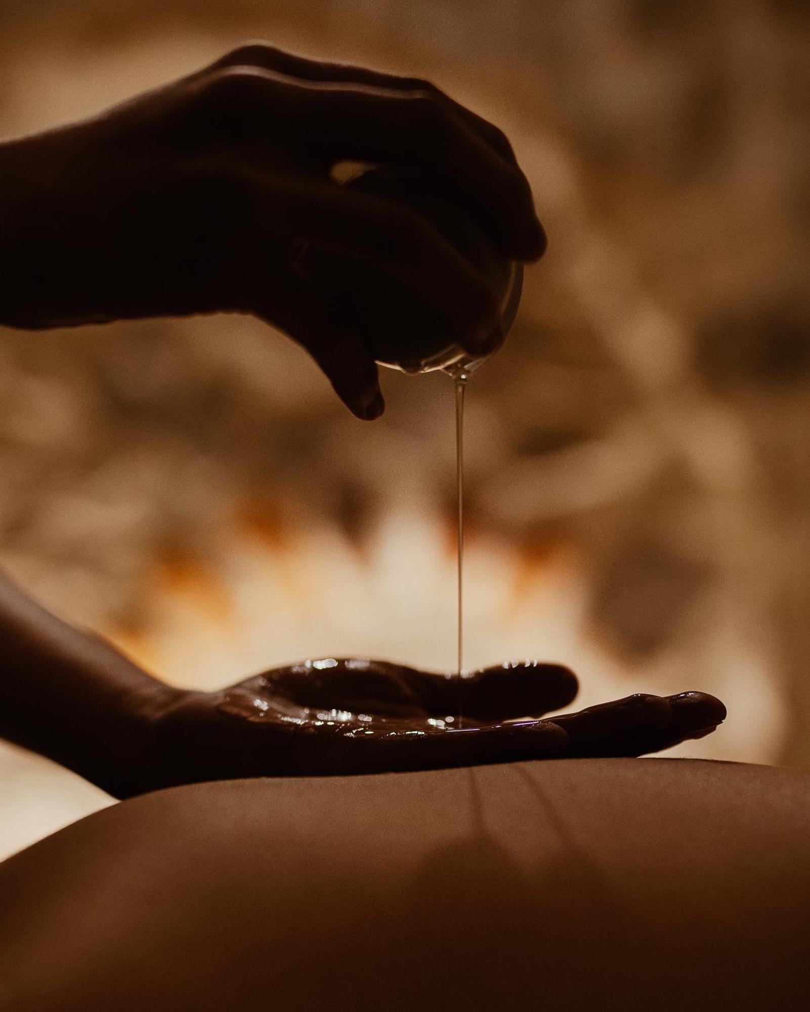 Hotel Pod Roza 크라쿠프 외부 사진 A hand being anointed with oil