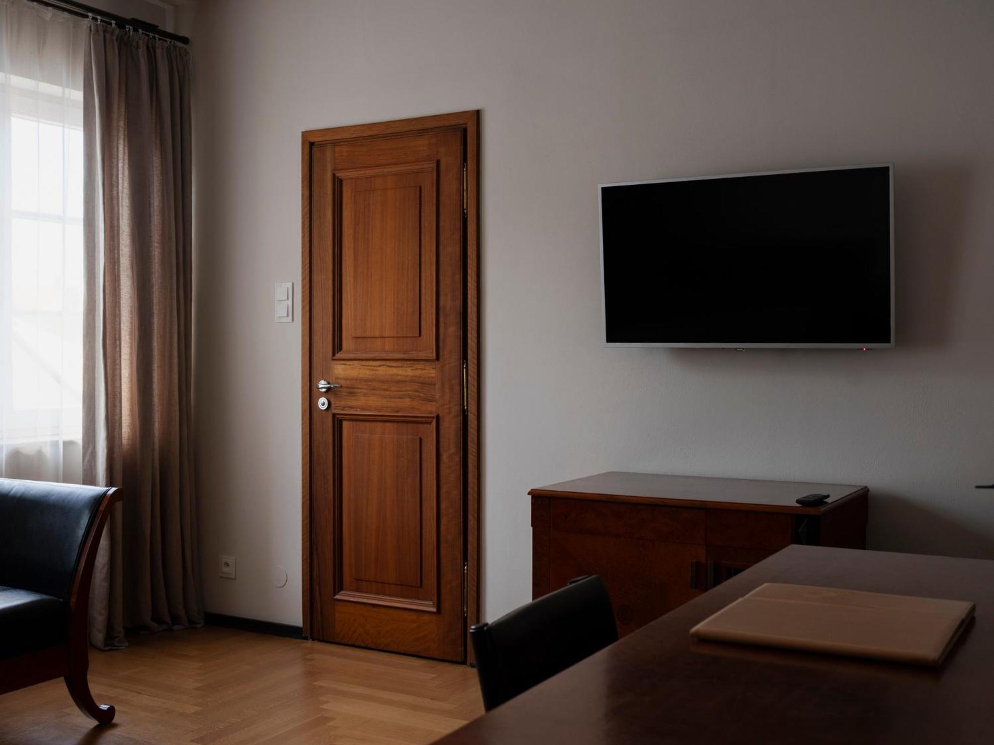 Hotel Pod Roza 크라쿠프 외부 사진 A wall-mounted television