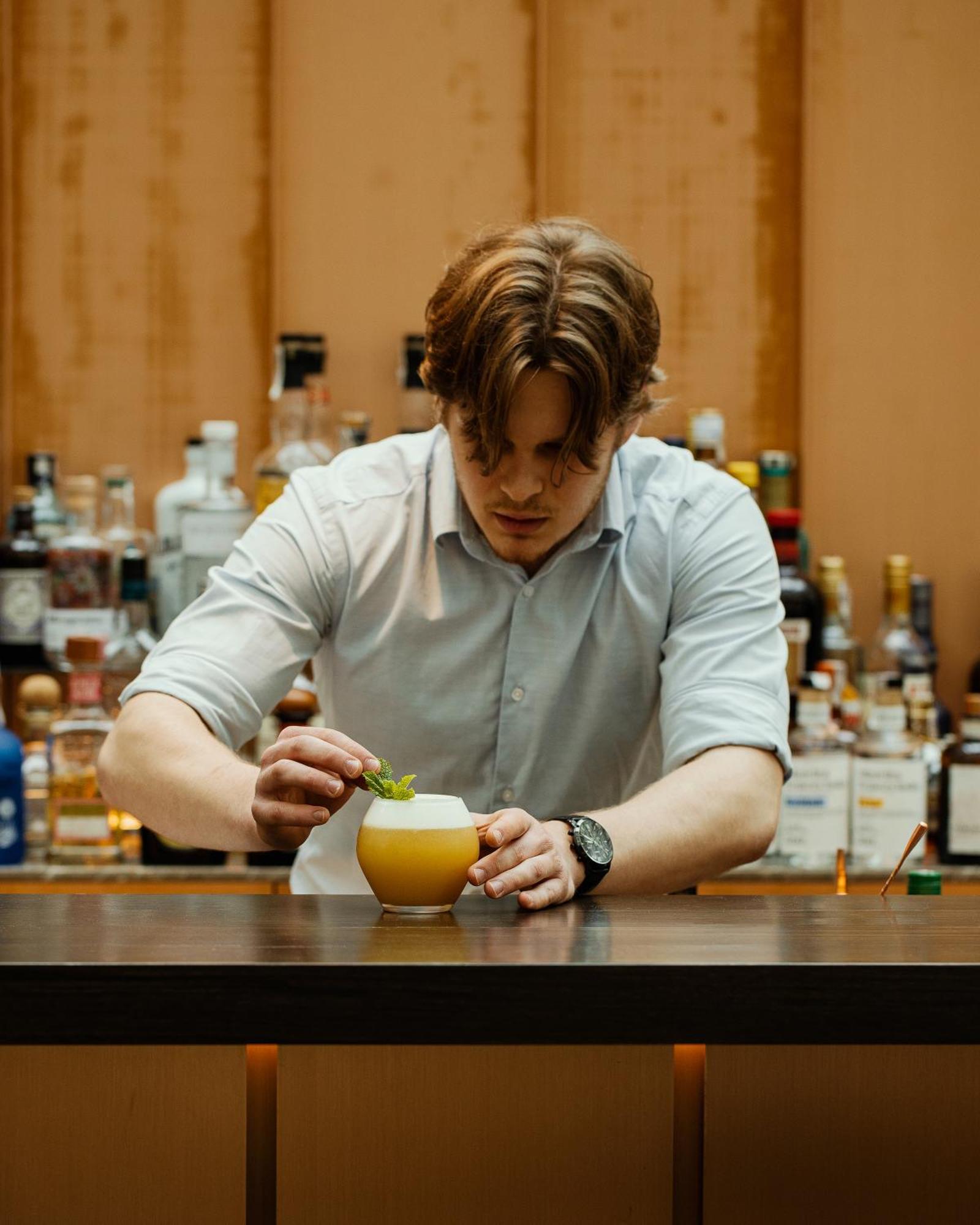 Hotel Pod Roza 크라쿠프 외부 사진 A bartender at work