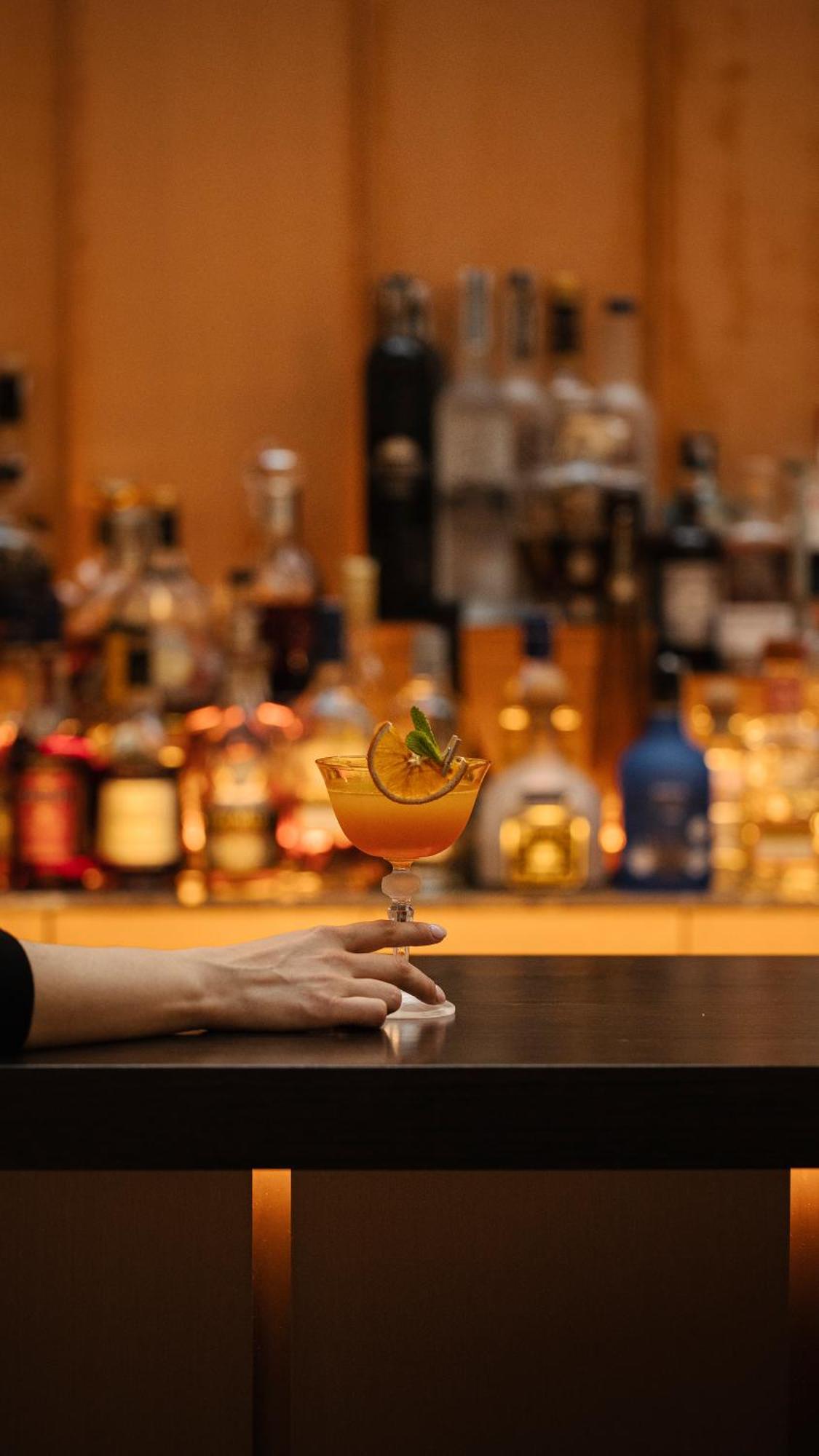 Hotel Pod Roza 크라쿠프 외부 사진 A bartender serving a cocktail